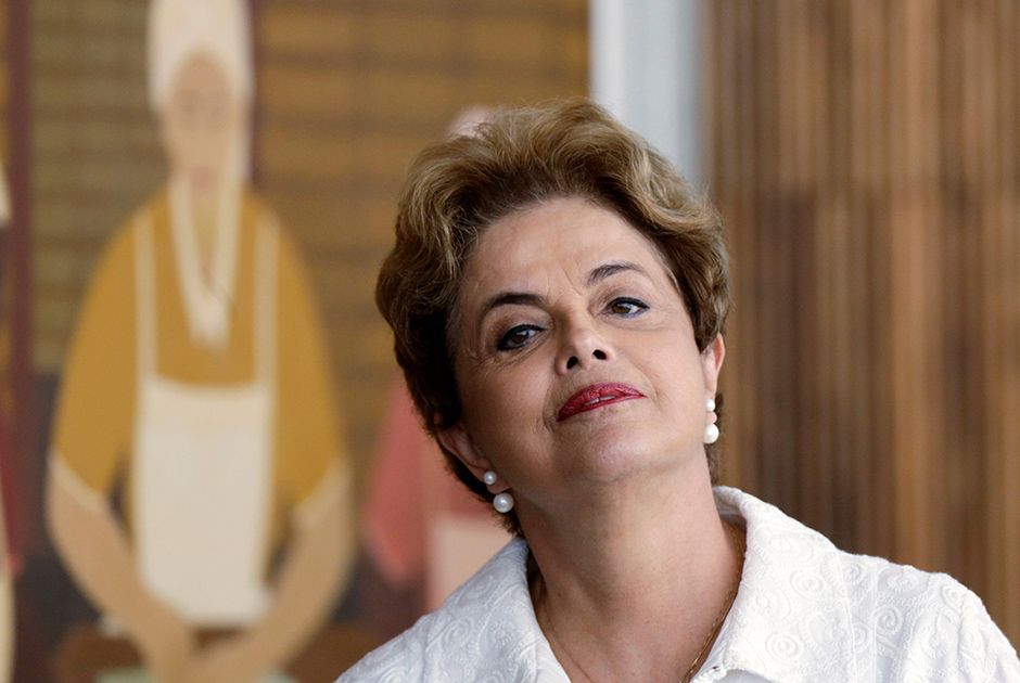 Dilma estaria avaliando possibilidade de renúncia / Ueslei Marcelino/Reuters