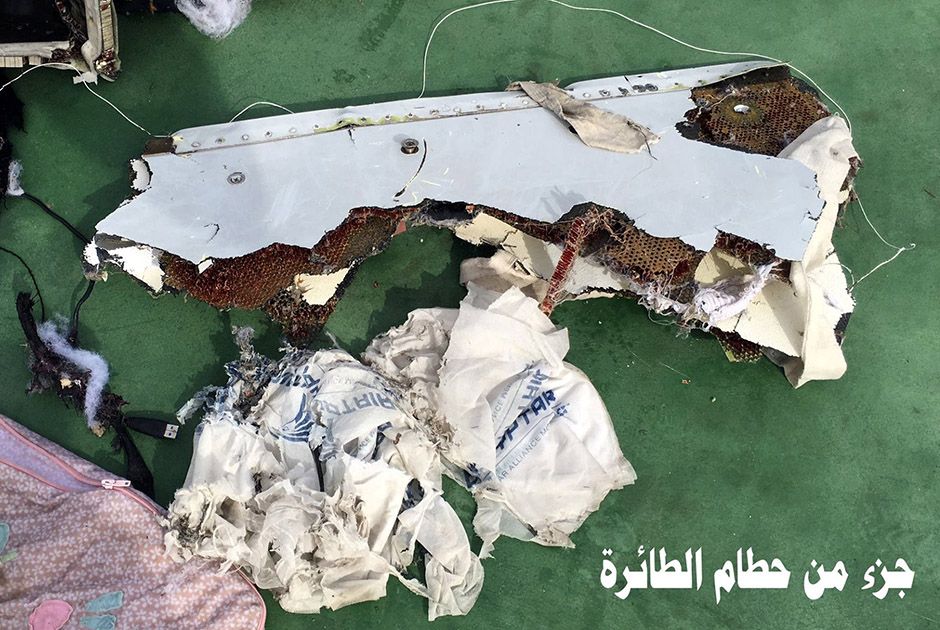 Destroços da aeronave que caiu na quinta-feira (19) / Exército Egípcio/Reuters