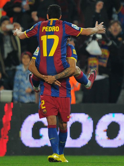 Daniel Alves ergue Pedro para comemorar gol: dupla garantiu a vitória do Barcelona