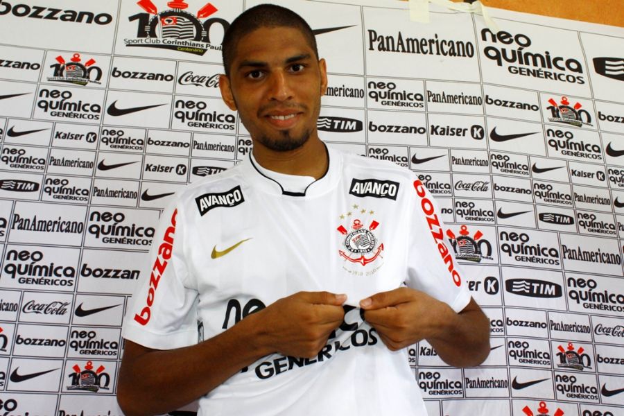 Wallace vestiu a camisa alvinegra nesta quinta-feira