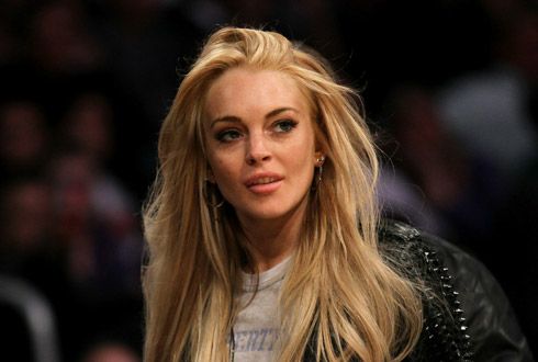 Lindsay Lohan esqueceu a bolsa no carro / Stephen Dunn/AFP