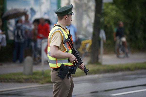 Policial faz segurança de estrada perto da cena de tiroteio no shopping Olympia, em Munique