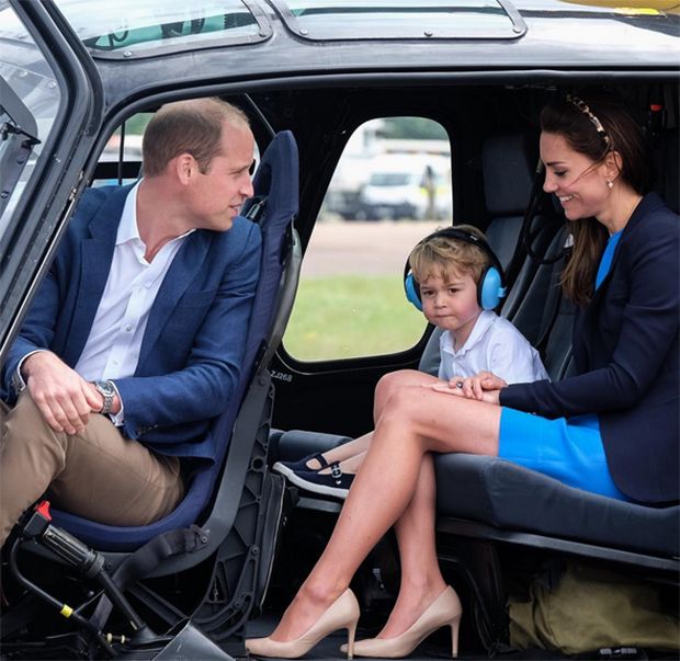 George com os pais em passeio de helicóptero