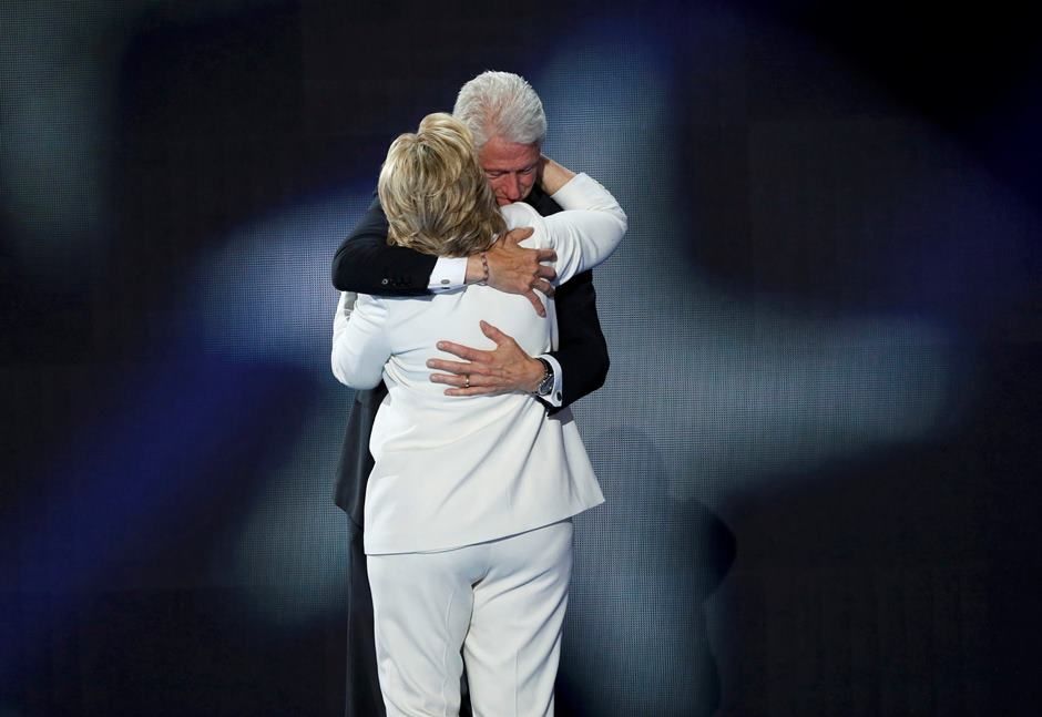 Hillary abraça o marido Bill Clinton