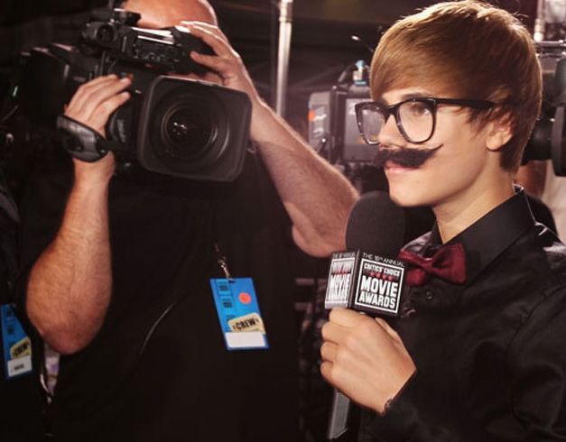 Justin Bieber brinca de repórter
