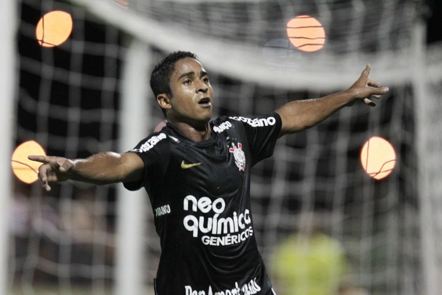 Jorge Henrique comemora gol de empate do Corinthians diante do Bragantino fora de casa