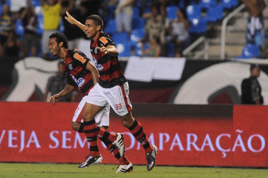 Wanderley comemora o segundo gol do Flamengo junto com Fernando