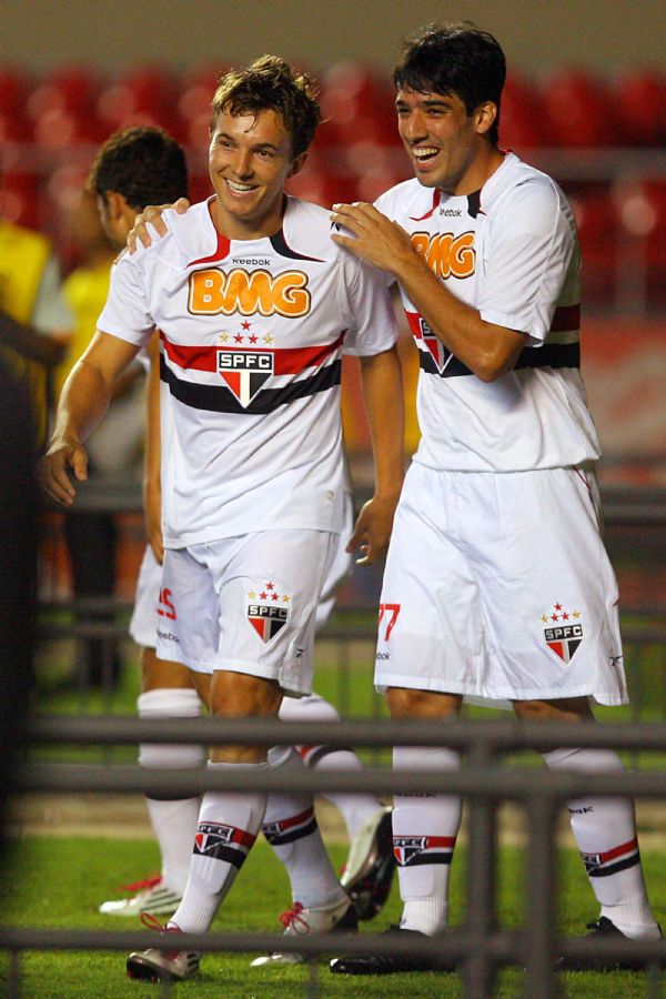 Dagoberto (à esq.) comemora primeiro gol do São Paulo na vitória sobre São Bernardo