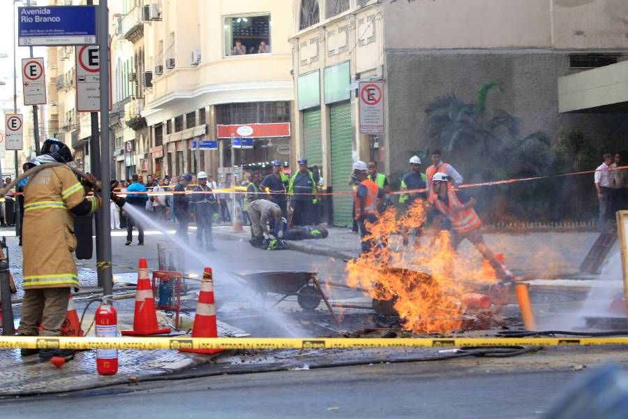 Boeiro explode no centro do Rio de Janeiro