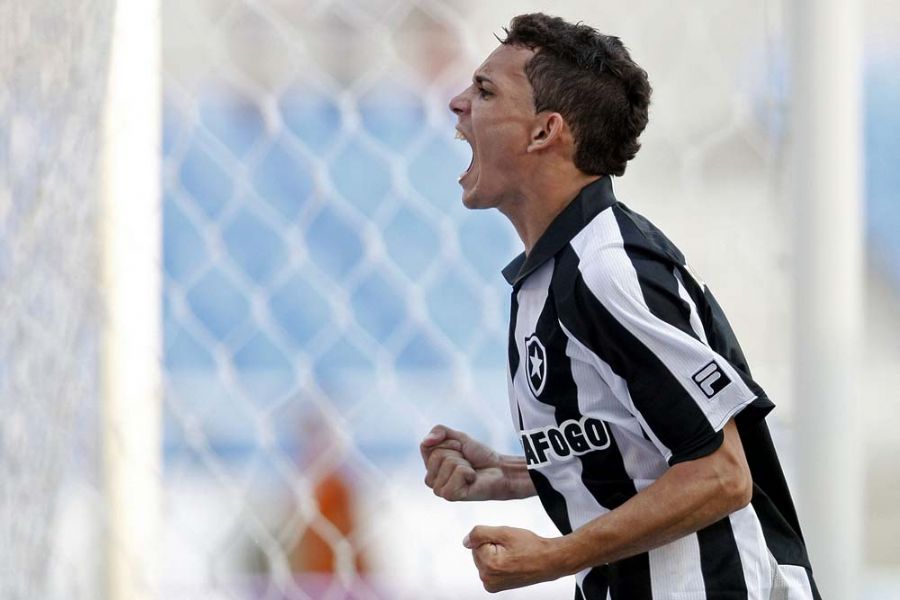 Caio marcou o gol da virada do Botafogo sobre o Duque de Caxias no Engenhão