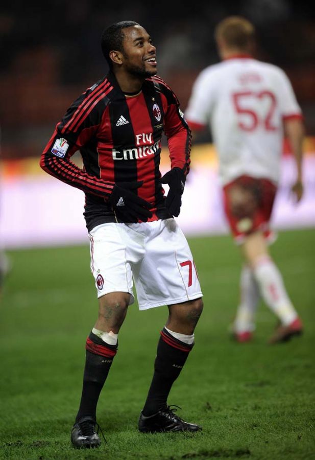 Robinho fez um gol e deu duas assistências na vitória do Milan por 3 a 0 contra o Bari