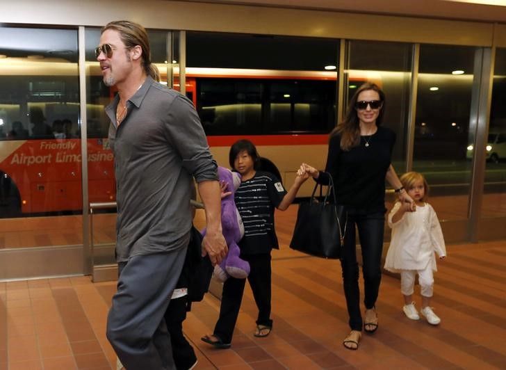 Brad Pitt e Angelina Jolie com seus filhos