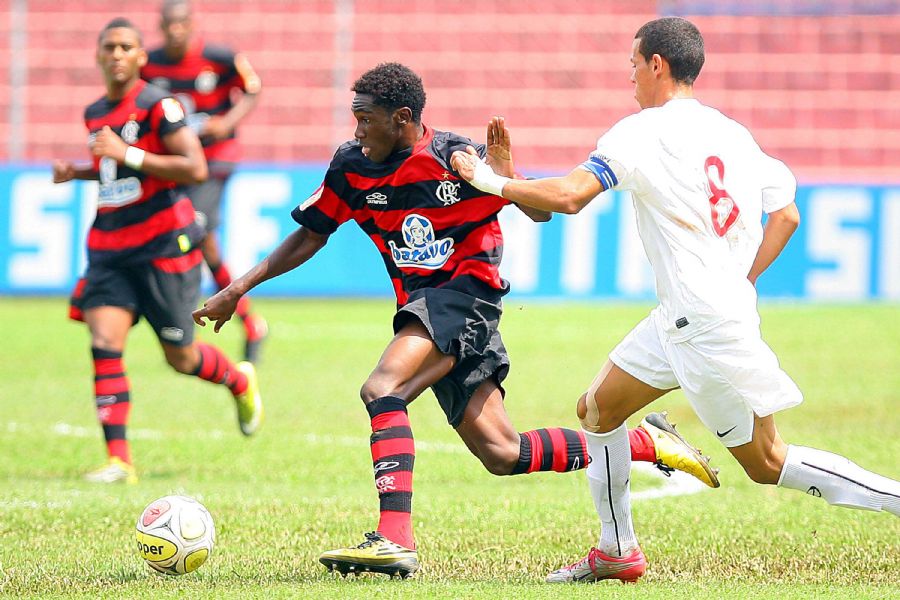 Negueba, do Flamengo, tenta passar por marcador