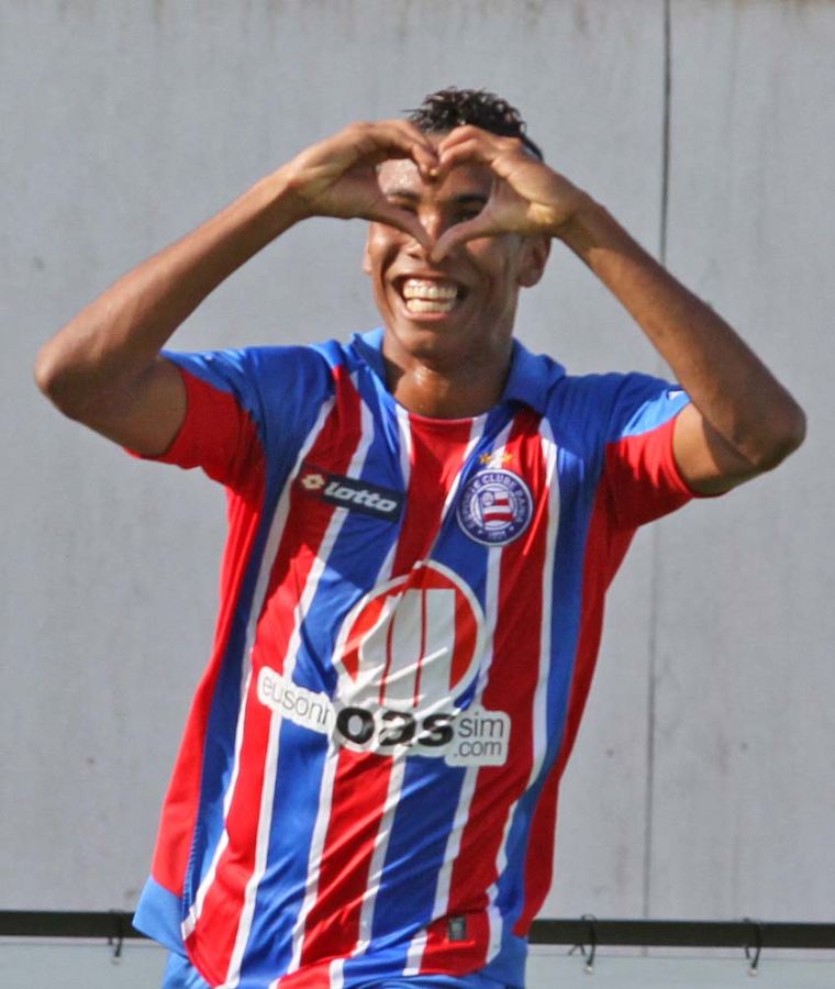 Madson comemora um de seus dois gols na vitória do Bahia