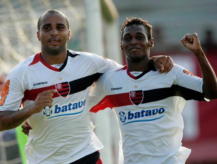 Deivid comemora gol ao lado de Marquinhos