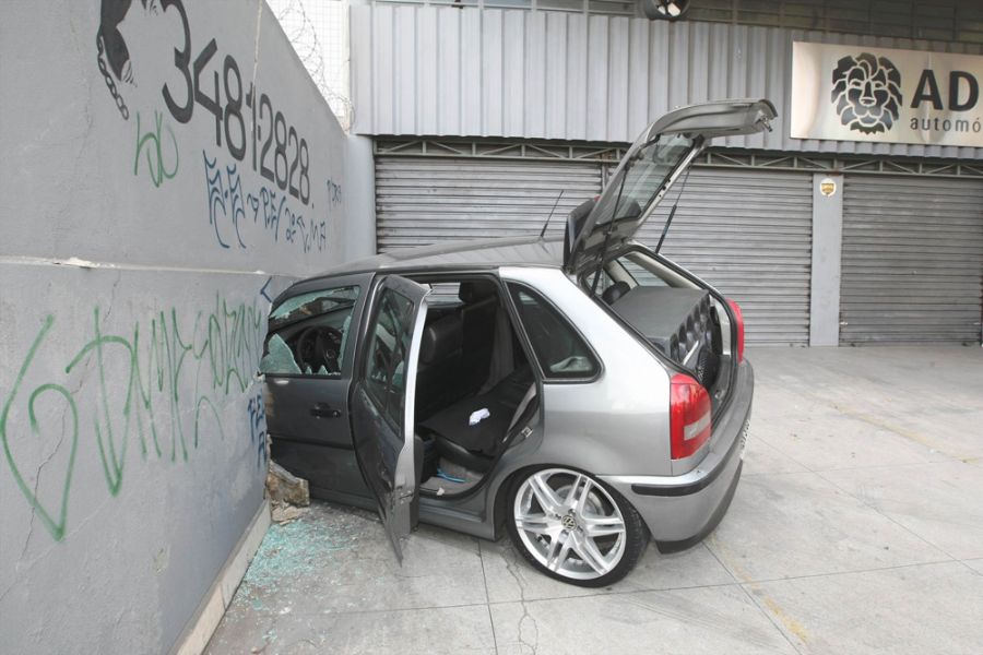 Com o impacto, carro ficou encaixado em muro