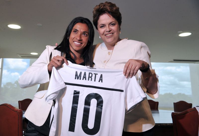 Marta presenteia Dilma com uma camiseta do Santos, autografada por ela