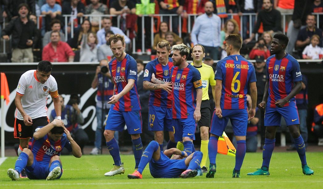 Resultado de imagem para Neymar leva ‘garrafada’ em vitória do Barça
