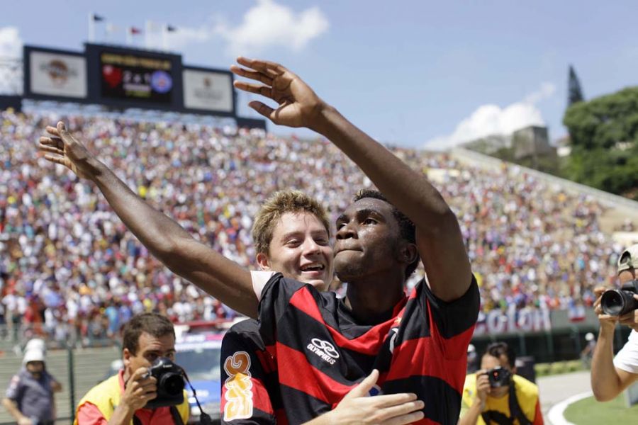 Negueba marcou, de pênalti, o gol da vitória do Flamengo por 2 a 1 diante do Bahia