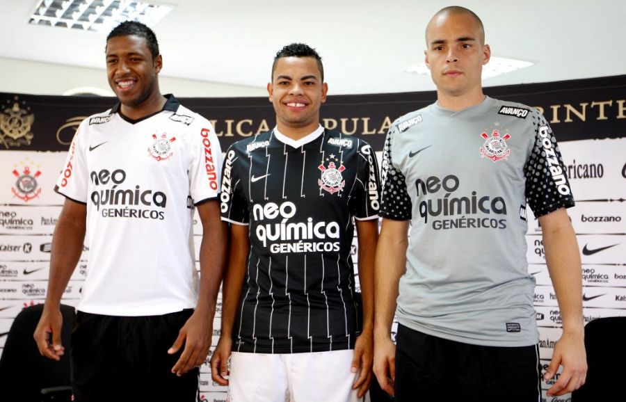 Jucilei, Dentinho e Julio Cesar serviram de modelo na apresentação do novo uniforme