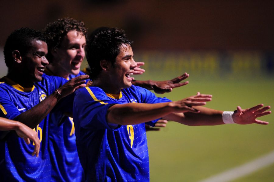 Henrique comemora o único gol do Brasil na partida