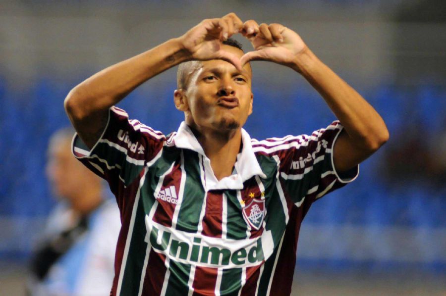 Souza comemora um de seus dois gols na partida