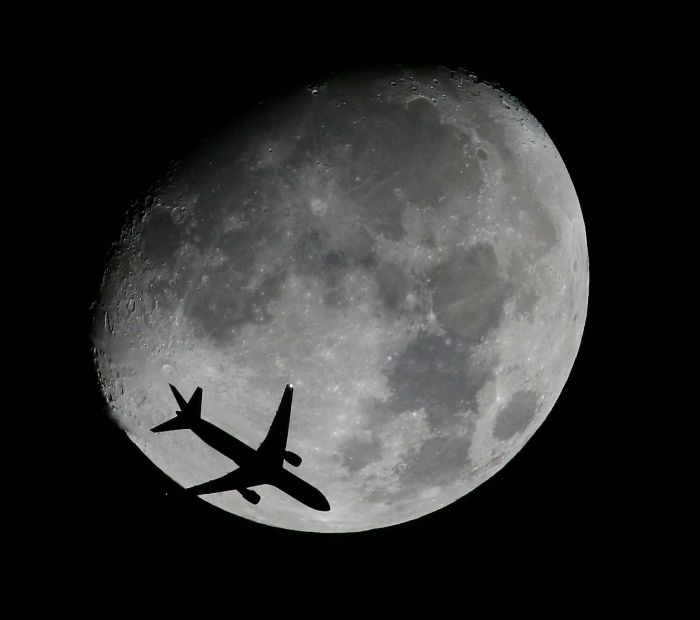 Pouco antes do fenômeno, a lua já começa a se mostrar maior, como nesta imagem desta sexta / Aly Song/Reuters 