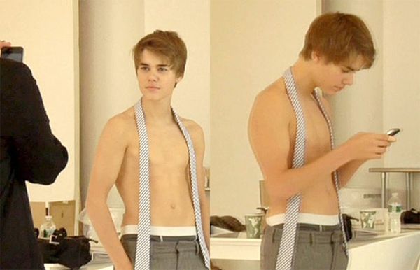 Justin Bieber tira foto sem camisa
