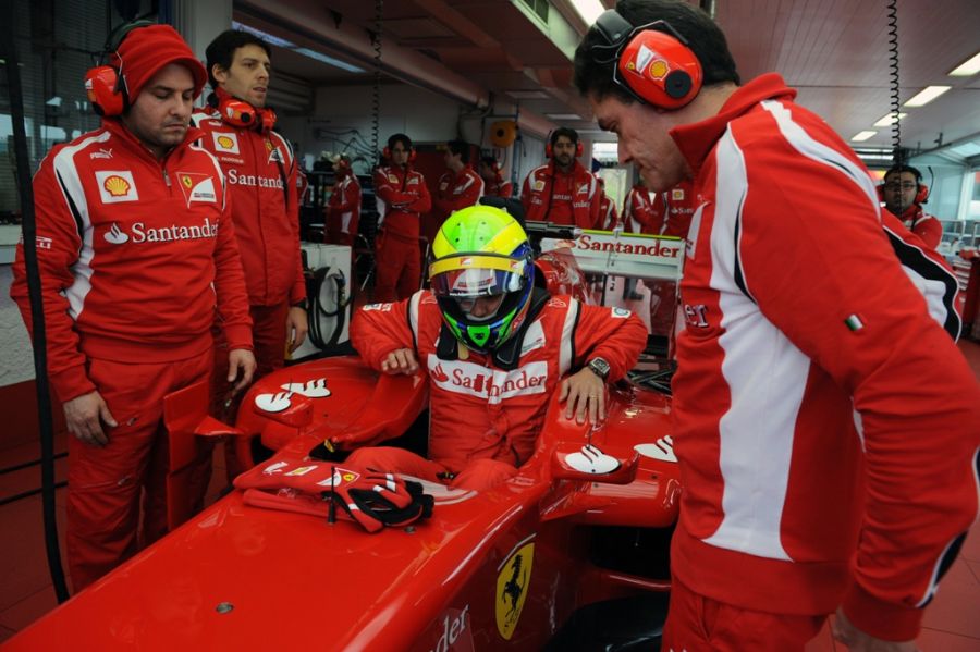 Felipe Massa deixa o novo carro da Ferrari após os testes deste sábado em Maranello