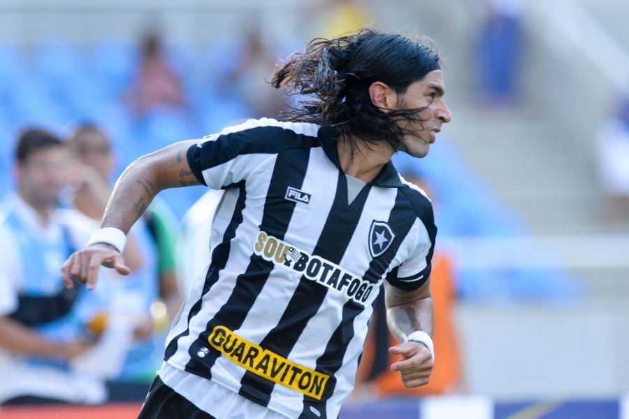Loco Abreu comemora um dos dois gols que fez na vitória do Botafogo neste sábado