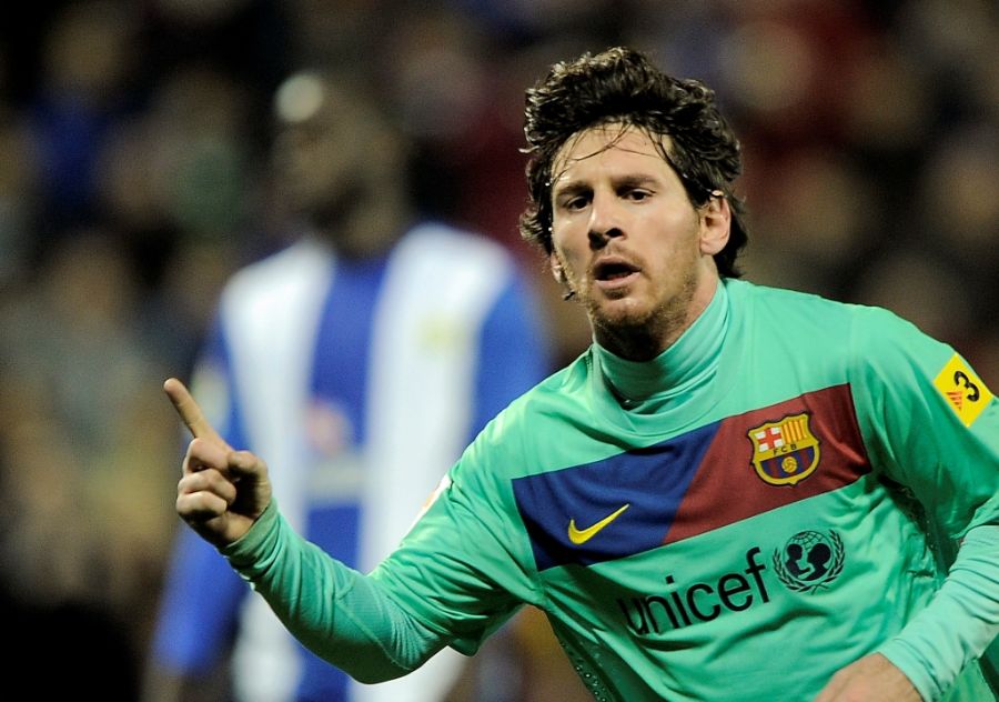 Messi comemora um dos dois gols que fez na 15ª vitória seguida do Barcelona no Espanhol