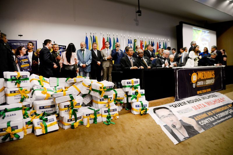 MPF entrega ao Congresso abaixo-assinado contra a corrupção em março deste ano / Wilson Dias/Agência Brasil