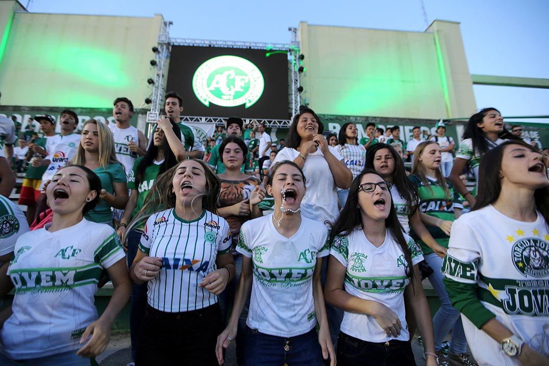 Torcida da Chape na Arena Condá: estádio pode receber amistoso entre seleções do Brasil e da Colômbia - Paulo Whitaker/Reuters