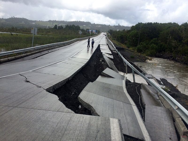Estrada destruída na região de Tarahuin, cerca de 130 km do epicentro do terremoto / Alvaro Vidal/Reuters