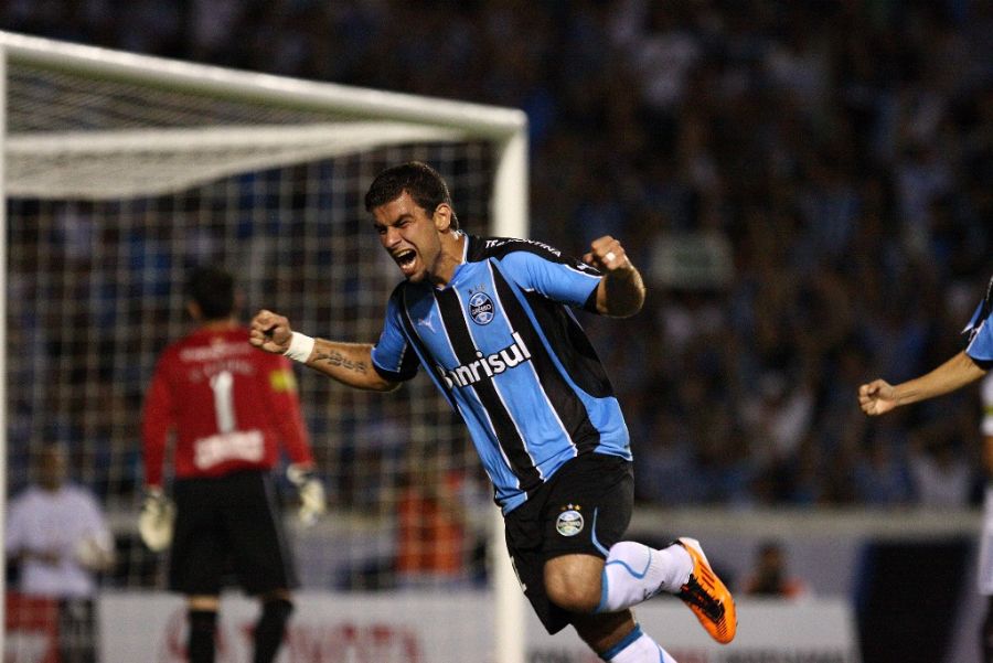 André Lima comemora gol do Grêmio na vitória sobre o Liverpool