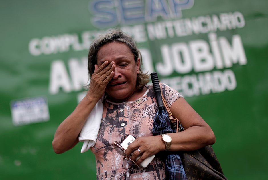 Parente de preso chora em frente ao Complexo Penitenciário Anísio Jobim / Ueslei Marcelino/Reuters