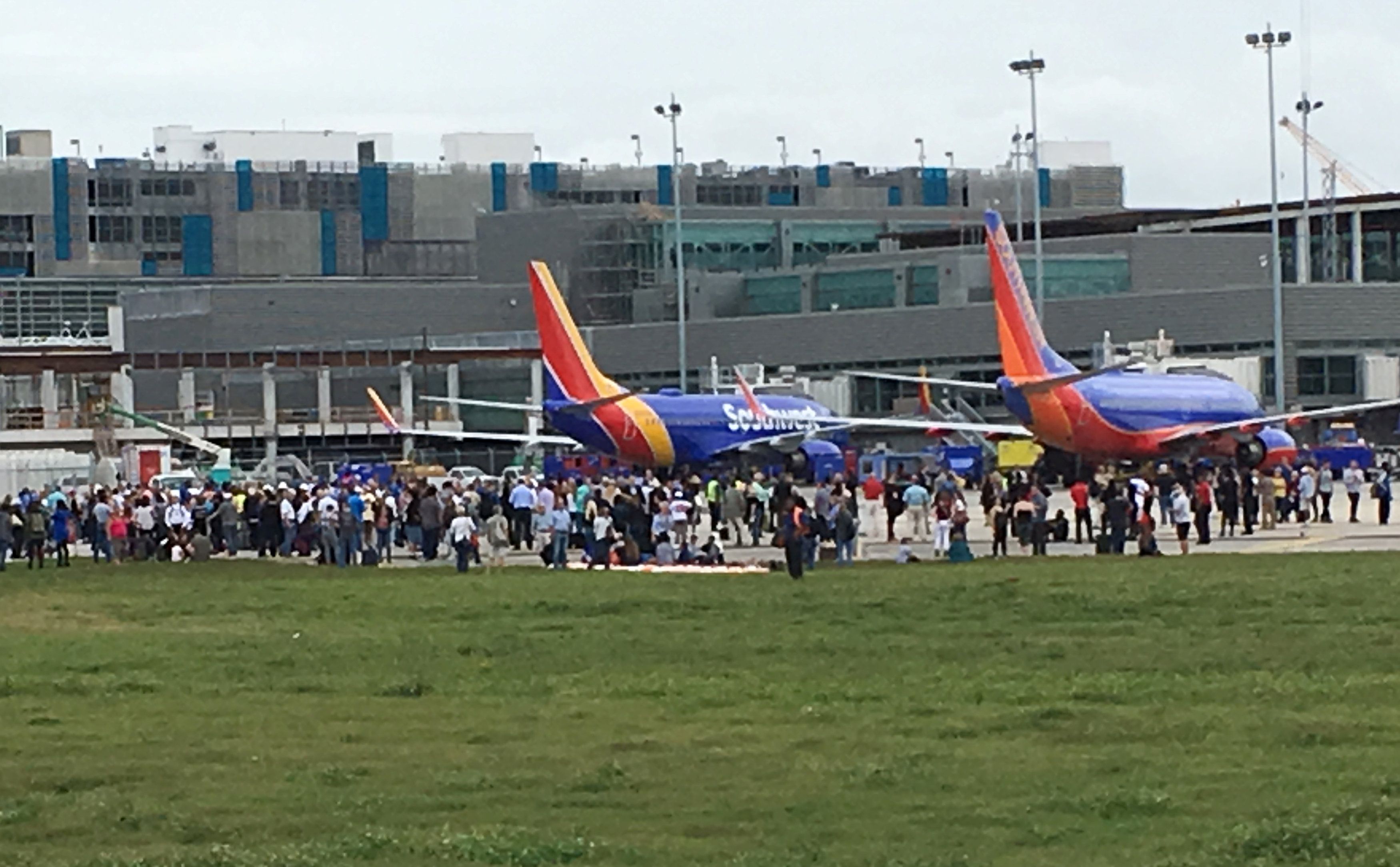 Aeroporto é evacuado após tiroteio que deixou ao menos cinco mortos / Andrew Innerarity/Reuters