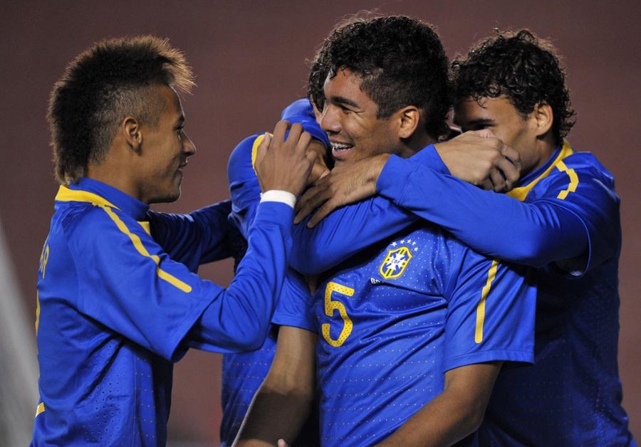 Casemiro é abraçado na comemoração do primeiro gol, observado por Neymar