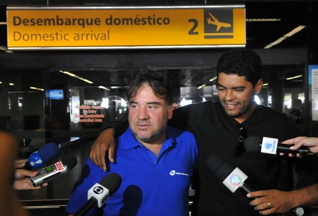 Corban Costa e seu cinegrafista chegam ao Brasil logo após ter sido detido no Egito