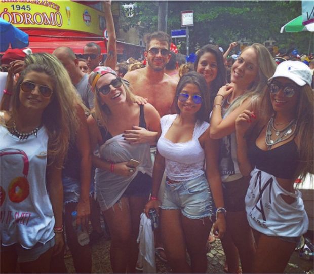 Rafaella Santos posa ao lado dos amigos no Carnaval de rua do Rio de Janeiro