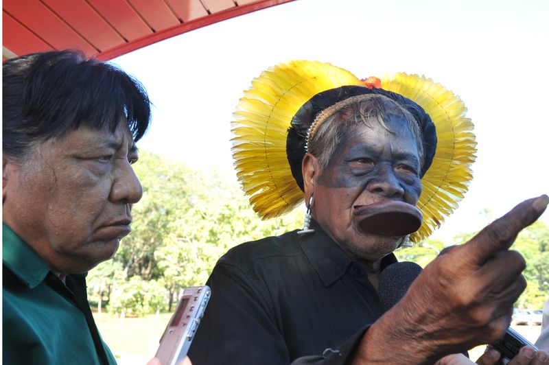 Raoni (d) disse que a construção de Belo Monte vai destruir a floresta, o rio e deixar comunidades indígenas do Xingu desabrigadas. 