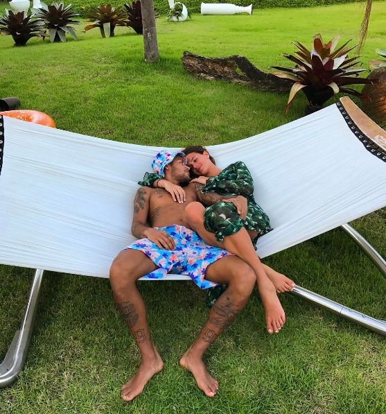 Neymar e Bruna abraçadinhos na rede