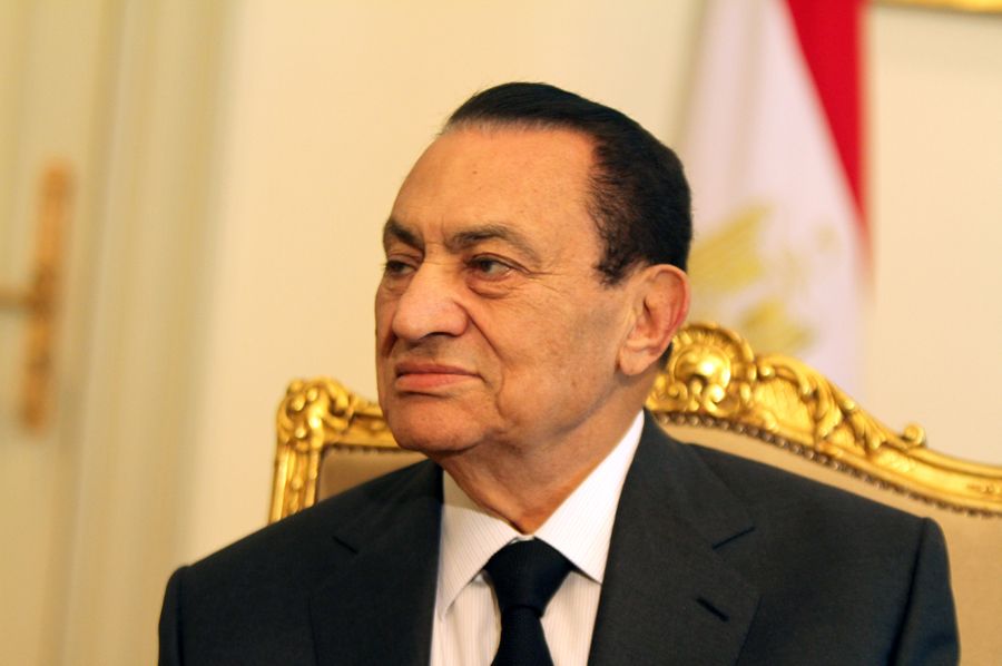 Mubarak e os filhos, Alaa e Gamal, assim como o empresário Hussein Salem, serão julgados pelo tribunal penal do norte do Cairo