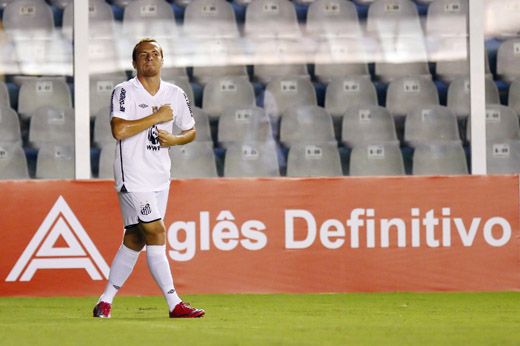 Zé Eduardo comemora o primeiro gol pelo Santos após seu retorno provisório