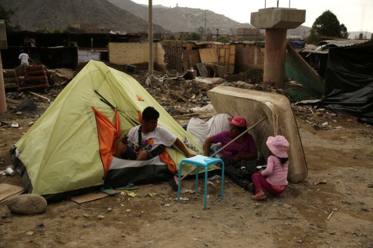  Várias famílias usam barracas como abrigo improvisado