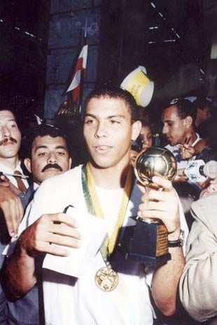 Ronaldo 1994 on Ronaldo  Em 1994  No Desembarque Da Sele    O No Rio De Janeiro Ap  S