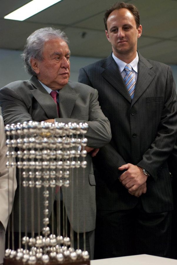 O presidente do São Paulo, Juvenal Juvêncio, e o goleiro Rogério Ceni foram receber a taça