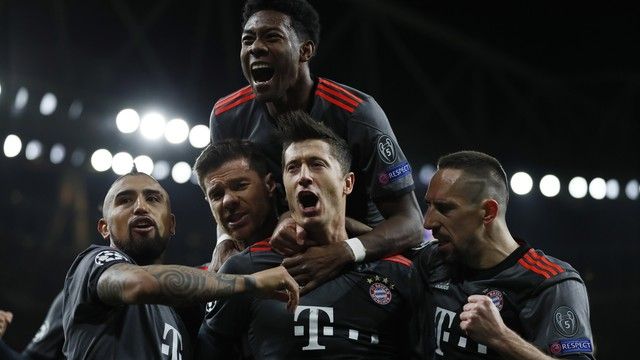 Jogadores do Bayer comemorando vitória / Divulgação / UEFA