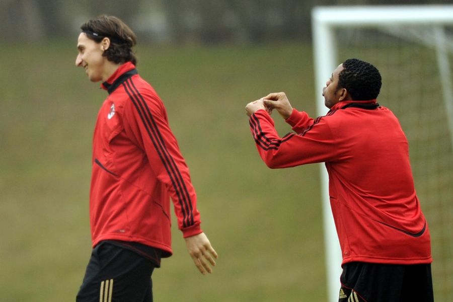 Robinho brinca com Ibrahimovic durante treino: Milan experiente e confiante