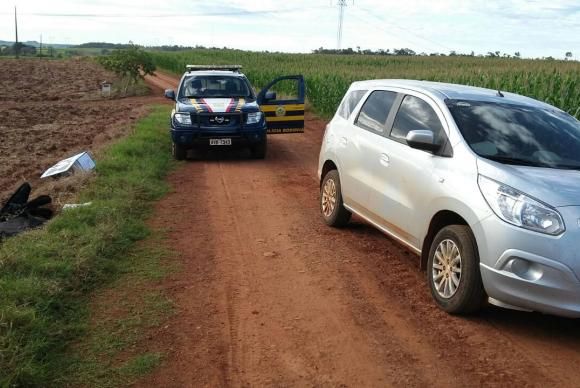 Polícia localizou três veículos e apreendeu armas dos bandidos / Divulgação/PRF